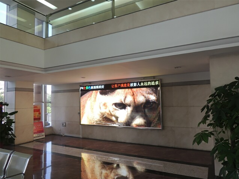 東莞麻涌鎮(zhèn)政府室內(nèi)PH4表貼三合一全彩色LED顯示屏2.jpg